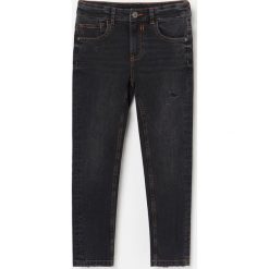 Jeansy Regular Fit z ozdobnymi przetarciami - Czarny. Czarne jeansy męskie Reserved, m, bez wzorów. Za 79,99 zł.