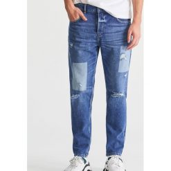 Jeansy tapered fit - Niebieski. Niebieskie jeansy męskie marki Reserved, m, bez wzorów. Za 149,99 zł.