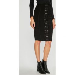 Guess Jeans - Spódnica Hatty. Czarne spódniczki damskie Guess Jeans, do pracy, s, z aplikacjami, z elastanu, biznesowe, z podwyższonym stanem, midi, ołówkowe. W wyprzedaży za 299,90 zł.