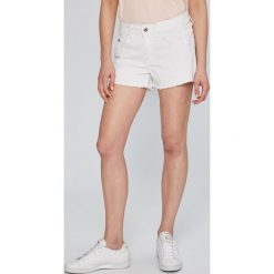 G-Star Raw - Szorty. Białe szorty damskie marki G-Star RAW, bez wzorów, z elastanu, retro. W wyprzedaży za 199,90 zł.