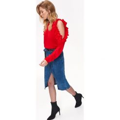 NIEROZPINANA BLUZA Z FALBANĄ. Czerwone bluzy damskie marki Top Secret, na lato, z dzianiny. W wyprzedaży za 29,99 zł.