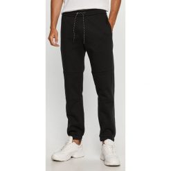 Armani Exchange - Spodnie. Czarne spodnie męskie Armani Exchange, s, z aplikacjami, z bawełny. Za 679,90 zł.