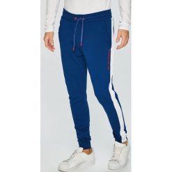 Guess Jeans - Spodnie. Niebieskie spodnie męskie Guess Jeans, na co dzień, xxl, z aplikacjami, z elastanu, casualowe. W wyprzedaży za 219,90 zł.