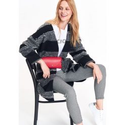 WEŁNIANY KARDIGAN PŁASZCZ W MODNY WZÓR. Szare kardigany damskie Top Secret, z wełny. Za 149,99 zł.
