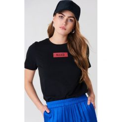 NA-KD T-shirt NA-KD Logo - Black. Czarne t-shirty damskie marki NA-KD, z bawełny, z klasycznym kołnierzykiem. Za 60,95 zł.