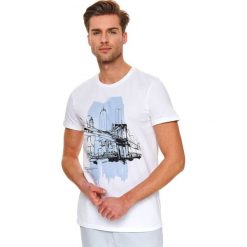 T-shirt dopasowany z nadrukiem. Białe t-shirty męskie Top Secret, na lato, xxl, z nadrukiem, z bawełny, klasyczne, z klasycznym kołnierzykiem, krótkie. W wyprzedaży za 39,99 zł.