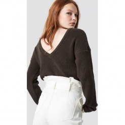 NA-KD Sweter z dzianiny z dekoltem V - Brown. Brązowe swetry klasyczne damskie NA-KD, z dzianiny. Za 121,95 zł.