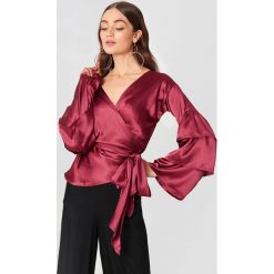 Boohoo Oversizowa bluzka - Red. Czerwone bluzki damskie Boohoo, z aplikacjami, z poliesteru, z falbankami, z długim rękawem. W wyprzedaży za 30,28 zł.