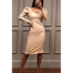 Sukienka FEDILA BEIGE. Brązowe sukienki damskie IVET, bez wzorów, eleganckie, bez kołnierzyka, bez rękawów, długie. W wyprzedaży za 69,00 zł.