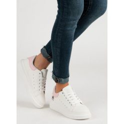 MODNE SPORTOWE BUTY. Buty sportowe damskie KYLIE, bez wzorów, ze skóry ekologicznej, sportowe. Za 79,90 zł.