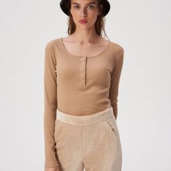 Bawełniana bluzka basic - Beżowy. Brązowe bluzki damskie Sinsay, s, bez wzorów, z bawełny, bez kołnierzyka, bez rękawów. Za 24,99 zł.