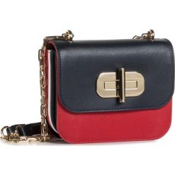 Torebka TOMMY HILFIGER - Turnlock Mini Crossover AW0AW08737 CJM. Czerwone torebki klasyczne damskie TOMMY HILFIGER, bez wzorów, ze skóry, klasyczne, bez dodatków. Za 899,00 zł.