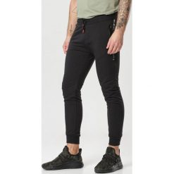 Czarne Spodnie Laoseis. Czarne spodnie męskie Born2be, xl, bez wzorów, z dresówki. W wyprzedaży za 59,99 zł.