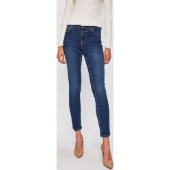 Silvian Heach - Jeansy Britney. Niebieskie jeansy damskie s, z aplikacjami, z elastanu, z standardowym stanem. W wyprzedaży za 179,90 zł.