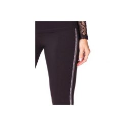 Spodnie damskie legginsy z kieszeniami, z lampasami. Czarne legginsy TXM. Za 29,99 zł.