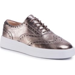 Sneakersy CLARKS - Hero Brogue 261493914 Stone. Żółte półbuty damskie Clarks, na co dzień, bez wzorów, ze skóry, bez obcasa, na płaskiej podeszwie, bez zapięcia. Za 429,00 zł.