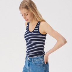 Top w paski - Granatowy. Niebieskie topy damskie Sinsay, s, w paski, bez kołnierzyka. W wyprzedaży za 9,99 zł.