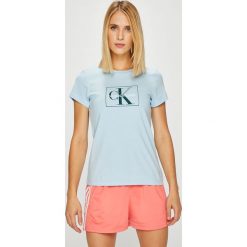 Calvin Klein Jeans - Top. Niebieskie bluzki damskie marki Calvin Klein Jeans, s, z nadrukiem, z bawełny, casualowe, z okrągłym kołnierzem, z krótkim rękawem. W wyprzedaży za 159,90 zł.
