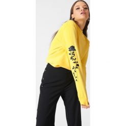 NA-KD Bluza z wyszywanymi różami na rękawach - Yellow. Żółte długie bluzy damskie marki NA-KD. Za 133,95 zł.