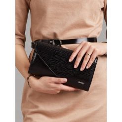 Kopertówka wizytowa czarna Rovicky W35 - Czarny. Czarne kopertówki damskie ROVICKY, w paski, ze skóry ekologicznej, klasyczne, bez dodatków. Za 54,99 zł.