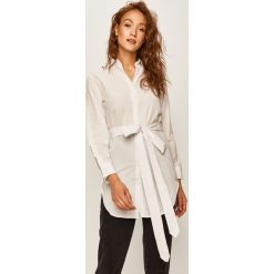 Answear - Koszula. Białe bluzki damskie ANSWEAR, na co dzień, s, bez wzorów, z bawełny, eleganckie, z klasycznym kołnierzykiem, z długim rękawem. W wyprzedaży za 79,90 zł.