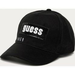 Guess Jeans - Czapka. Czarne czapki damskie Guess Jeans, z aplikacjami, z poliesteru. Za 139,90 zł.