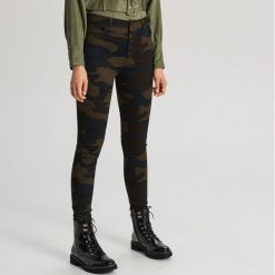 Spodnie z wysokim stanem - Khaki. Brązowe spodnie damskie Cropp, bez wzorów, z podwyższonym stanem. Za 79,99 zł.