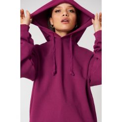 NA-KD Basic Bluza z kapturem basic - Purple. Fioletowe bluzy damskie marki NA-KD Basic, bez wzorów, z długim rękawem, długie, z kapturem. Za 100,95 zł.