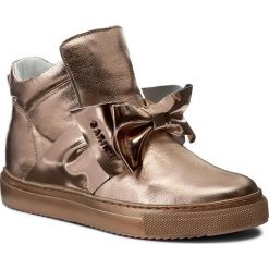 Sneakersy CARINII - B3834 J27-J26-000-B67. Różowe półbuty damskie Carinii, z aplikacjami, ze skóry, bez obcasa, na koturnie, bez zapięcia. W wyprzedaży za 179,00 zł.
