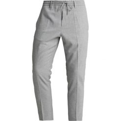 Gabba PHILIP CROPPED Spodnie materiałowe light grey. Szare spodnie męskie marki Gabba, xl, bez wzorów, z elastanu. Za 419,00 zł.