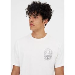 Koszulka z krótkim rękawem Pacific Region. Białe koszulki męskie Pull&Bear, m, bez wzorów, bez kołnierzyka, z krótkim rękawem, krótkie. Za 34,90 zł.