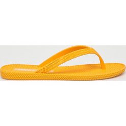 Melissa - Japonki Braided Summer II + Salinas. Żółte klapki damskie Melissa, bez wzorów, z gumy, bez obcasa, na obcasie. W wyprzedaży za 139,90 zł.