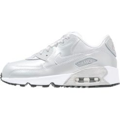 Nike Sportswear AIR MAX 90 SE Tenisówki i Trampki metallic platinum/pure platinum. Szare trampki chłopięce Nike Sportswear, z gumy. W wyprzedaży za 237,30 zł.