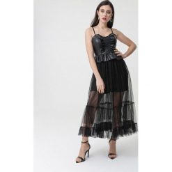 Czarna Sukienka Mairead. Czarne sukienki damskie Born2be, na sylwestra, s, bez wzorów, z tiulu, wizytowe, z falbankami, bez rękawów, maxi, rozkloszowane. Za 259,99 zł.