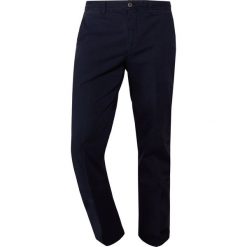 Hackett London Chinosy dark blue. Niebieskie spodnie męskie marki Hackett London, m, bez wzorów, z elastanu. Za 589,00 zł.