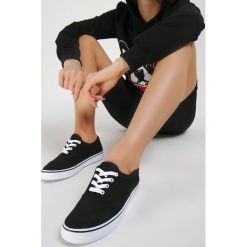 Czarne Tenisówki Technological. Czarne trampki i tenisówki damskie Renee, bez wzorów, bez zapięcia. Za 49,99 zł.