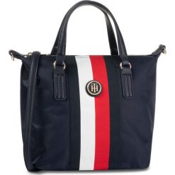 Torebka TOMMY HILFIGER Poppy Small Tote AW0AW07289. Niebieskie torebki klasyczne damskie TOMMY HILFIGER, bez wzorów, na ramię, bez dodatków. W wyprzedaży za 219,00 zł.