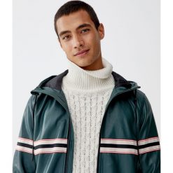 Kurtka ze sztucznej skóry z pasem. Zielone kurtki męskie Pull&Bear, m, bez wzorów, ze skóry, bez kaptura. Za 109,00 zł.