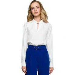 Gładka bluzka z długimi rękawami i supłem pod szyją - ecru. Bluzki damskie Style, s, z nadrukiem, z elastanu, eleganckie, ze stójką, z długim rękawem. Za 129,00 zł.