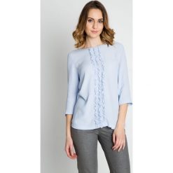 Błękitna elegancka bluzka z falbaną na przodzie BIALCON. Niebieskie bluzki damskie BIALCON, bez wzorów, z tkaniny, eleganckie, z klasycznym kołnierzykiem, bez rękawów. W wyprzedaży za 102,00 zł.