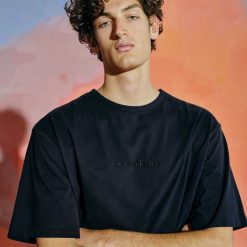 T-shirt oversize z grafiką na plecach - Czarny. Czarne t-shirty męskie Reserved, s, bez wzorów, z dekoltem na plecach. Za 99,99 zł.
