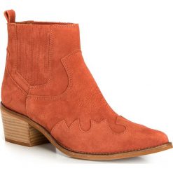 Buty damskie. Czerwone kozaki damskie Wittchen, na co dzień, na wiosnę, ze skóry, klasyczne, na niskim obcasie, na słupku, bez zapięcia. Za 599,90 zł.
