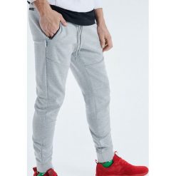 Sportowe joggery - Jasny szary. Szare joggery męskie marki Cropp, s. Za 89,99 zł.