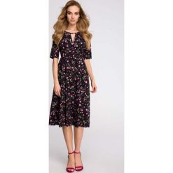 Czarna Stylowa Sukienka Midi w Kwiatki. Czarne sukienki balowe marki Molly.pl, do pracy, l, w kolorowe wzory, z tkaniny, z dekoltem na plecach, midi, oversize. Za 154,90 zł.