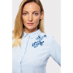 Klasyczna koszula z haftem. Bluzki damskie Greenpoint, z haftami, z wiskozy, klasyczne. Za 39,99 zł.