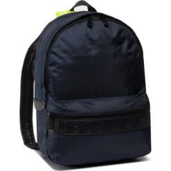 Plecak Guess Dan (NYLON) HMDNNY P0205. Czarne plecaki damskie Guess, z aplikacjami, z nylonu. W wyprzedaży za 359,00 zł.