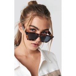 NA-KD Accessories Okulary przeciwsłoneczne kocie oczy - Brown. Brązowe okulary przeciwsłoneczne damskie lenonki marki NA-KD Accessories. Za 60,95 zł.