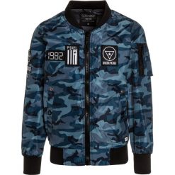 Cars Jeans KIDS SMASH Kurtka Bomber dark blue. Niebieskie kurtki męskie bomber marki Cars Jeans, z jeansu. W wyprzedaży za 188,10 zł.