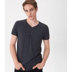 T-shirt z guzikami - Czarny. Czarne t-shirty męskie House, s. W wyprzedaży za 19,99 zł.