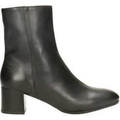Botki MEGU. Czarne botki damskie marki Gino Rossi, ze skóry, eleganckie, na wysokim obcasie, na słupku, bez zapięcia. Za 299,90 zł.